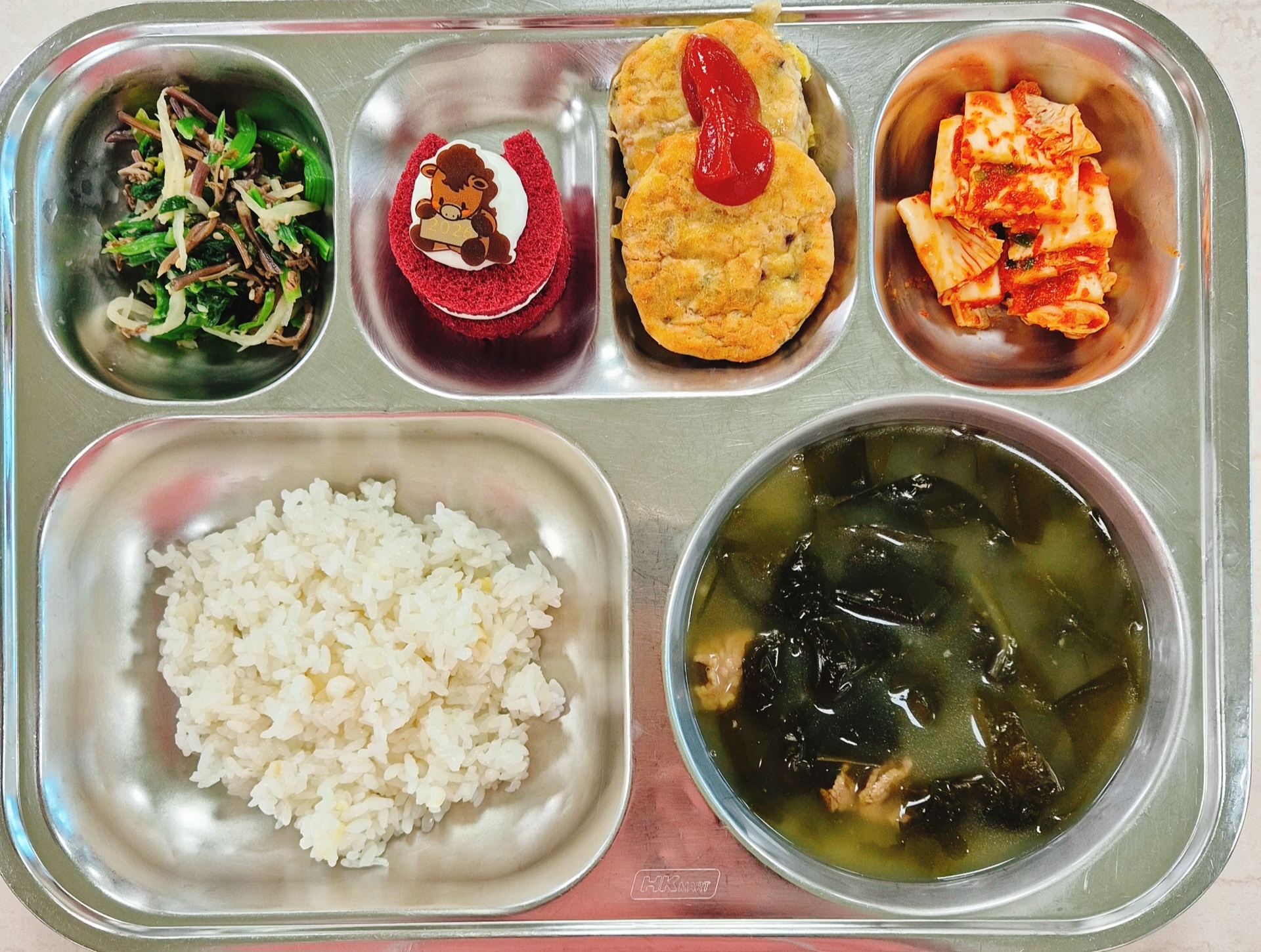 옥수수쌀밥 
조각케이크 (1.2.5.6)
쇠고기미역국 (5.6.16)
삼색나물(도.고,시) (5.6)
해물동그랑땡 (1.2.5.6.9.12.17.18)
배추김치 (9)
우유 (2)