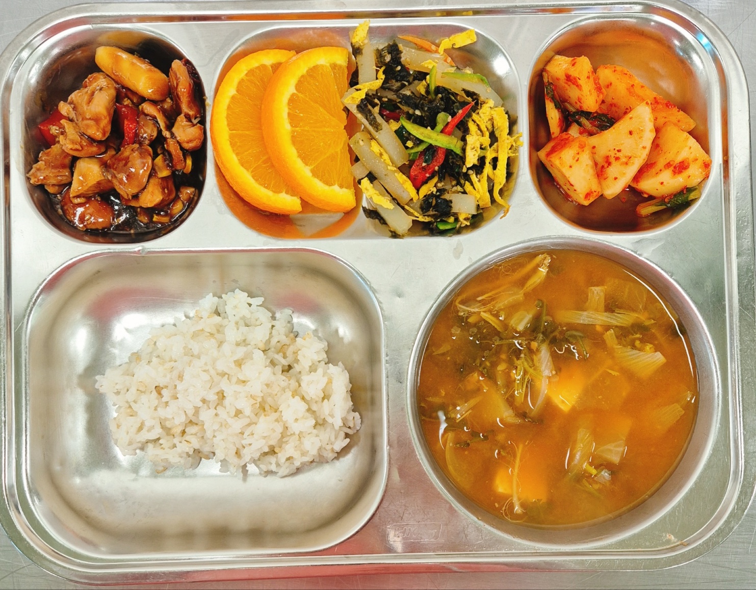 발아현미밥 
우거지냉이된장국 (5.6)
닭살데리야끼구이 (5.6.15.18)
탕평채 (1.5.6)
총각김치 (9)
우유 (2)
오렌지 