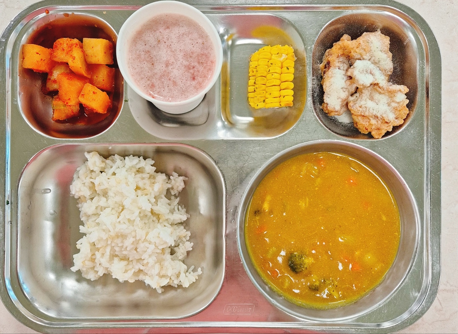 카레라이스 (2.5.6.10.12.16.18)
콘립 
뿌링클치킨 (2.5.6.15)
깍두기 (9)
생과일쥬스 
우유 (2)