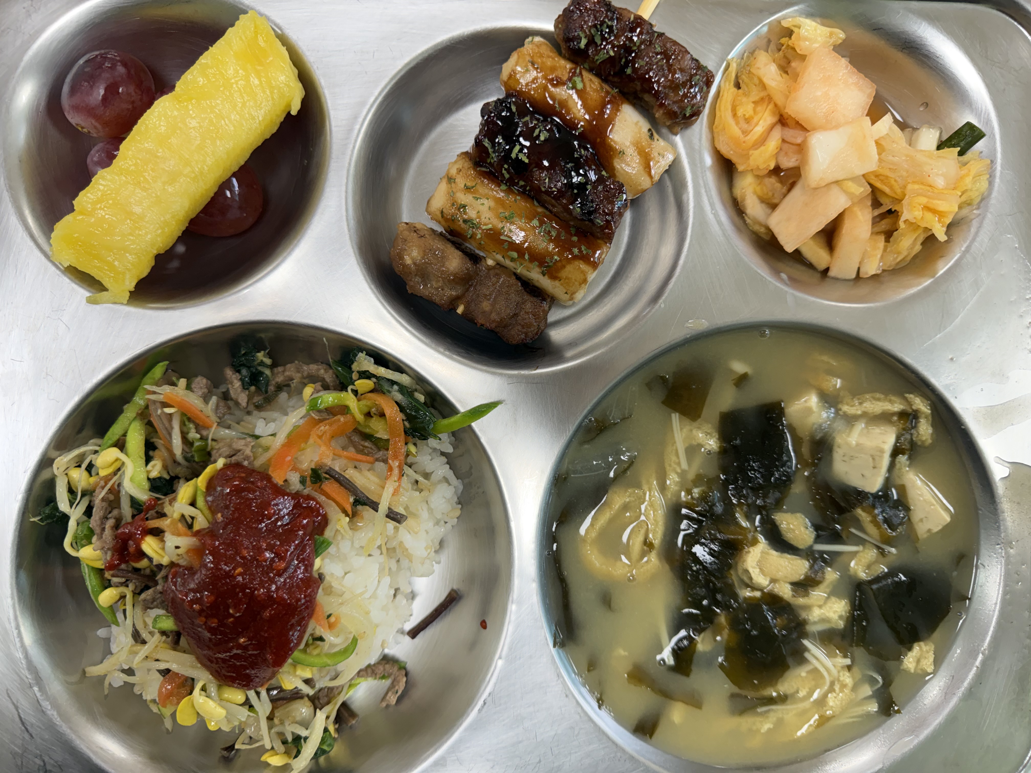 비빔밥(5.6.16)
미소국(5.6)
갈떡갈떡꼬치(2.5.6.10.15.16)
나박김치(9)
모듬과일
