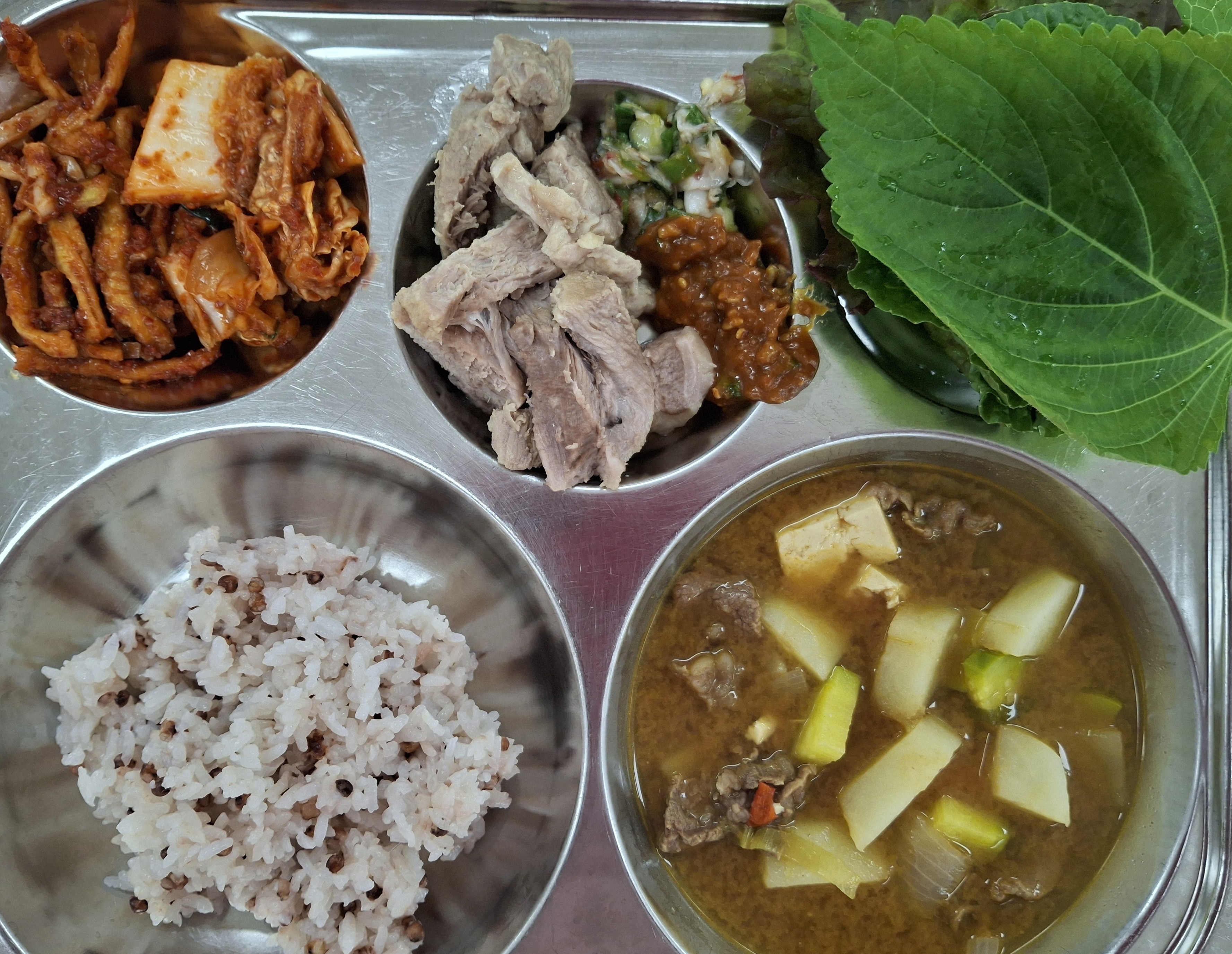 차수수밥
차돌된장찌개(5.6.16)
보쌈/새우젓(5.6.9.10)
모듬채소쌈*쌈장(5.6.13)
무말랭이진미채무침(17)
보쌈김치(9)