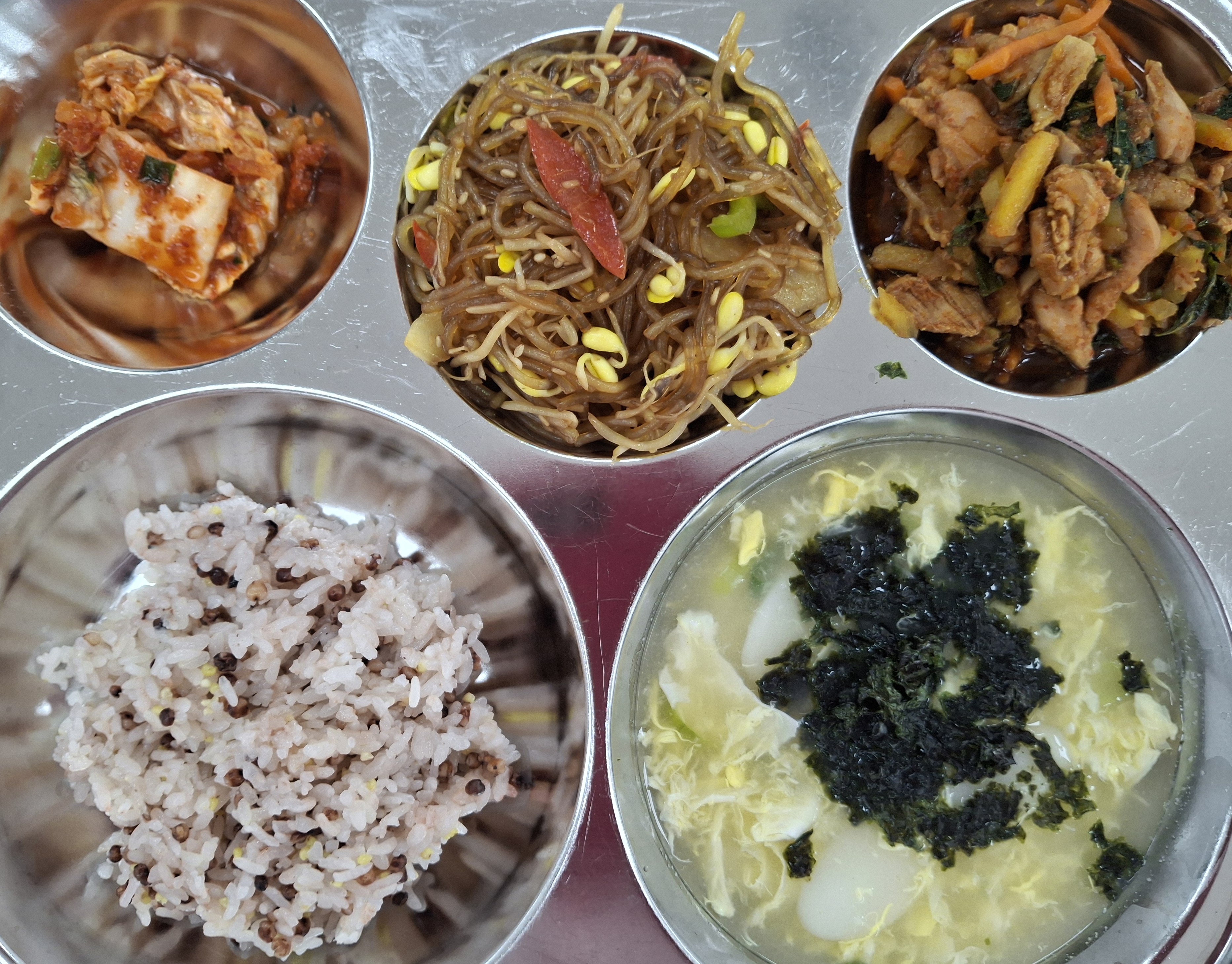 차수수밥
떡국(1.5.6)
콩나물당면볶음(5.6.13)
닭갈비(2.5.6.12.13.15.16)
배추김치(9)
