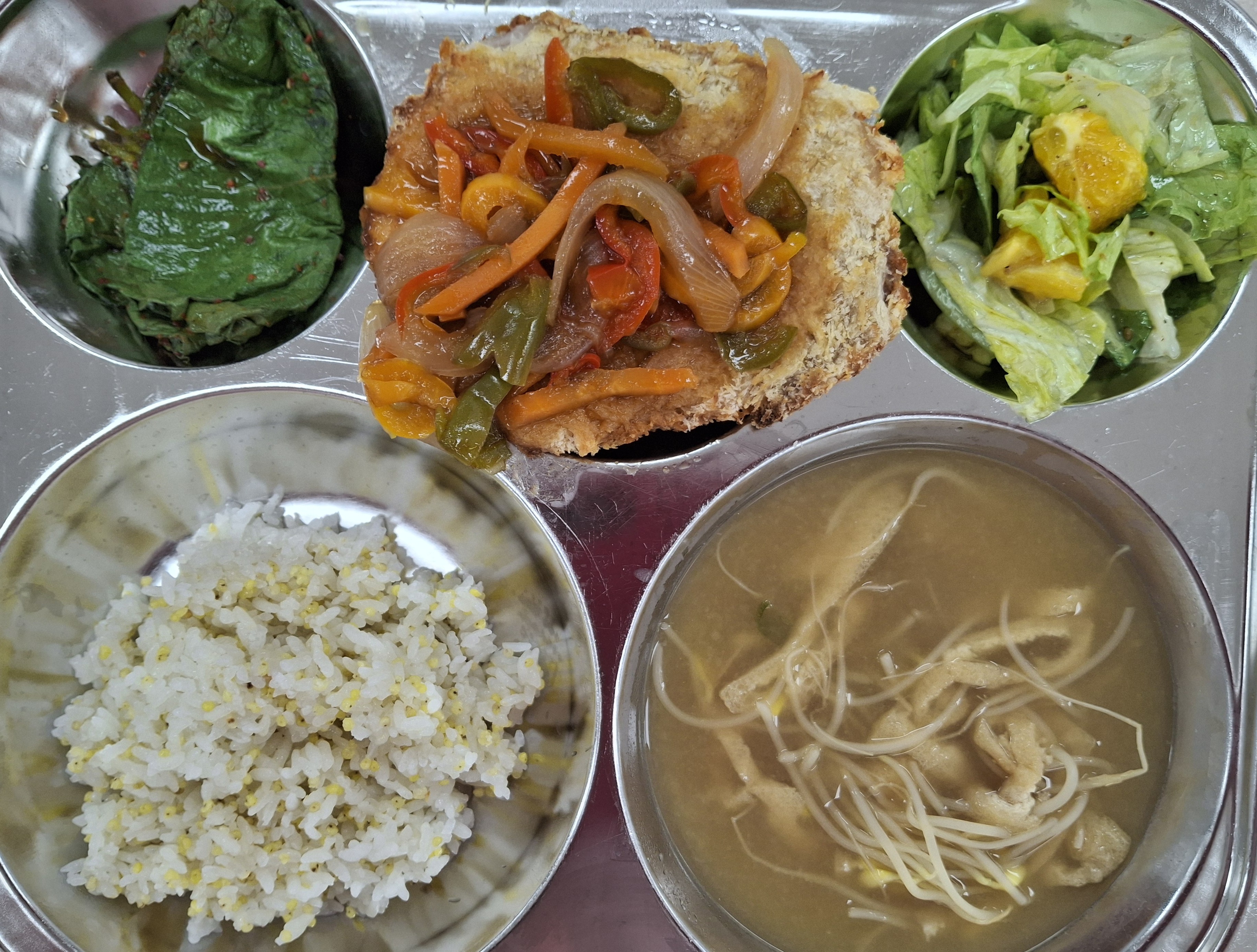 기장밥
유부콩나물된장국(5.6)
오리엔탈소스 오렌지샐러드(5.6)
돈까스/브라운소스
(1.2.5.6.10.12.13.18)
깻잎김치(9)