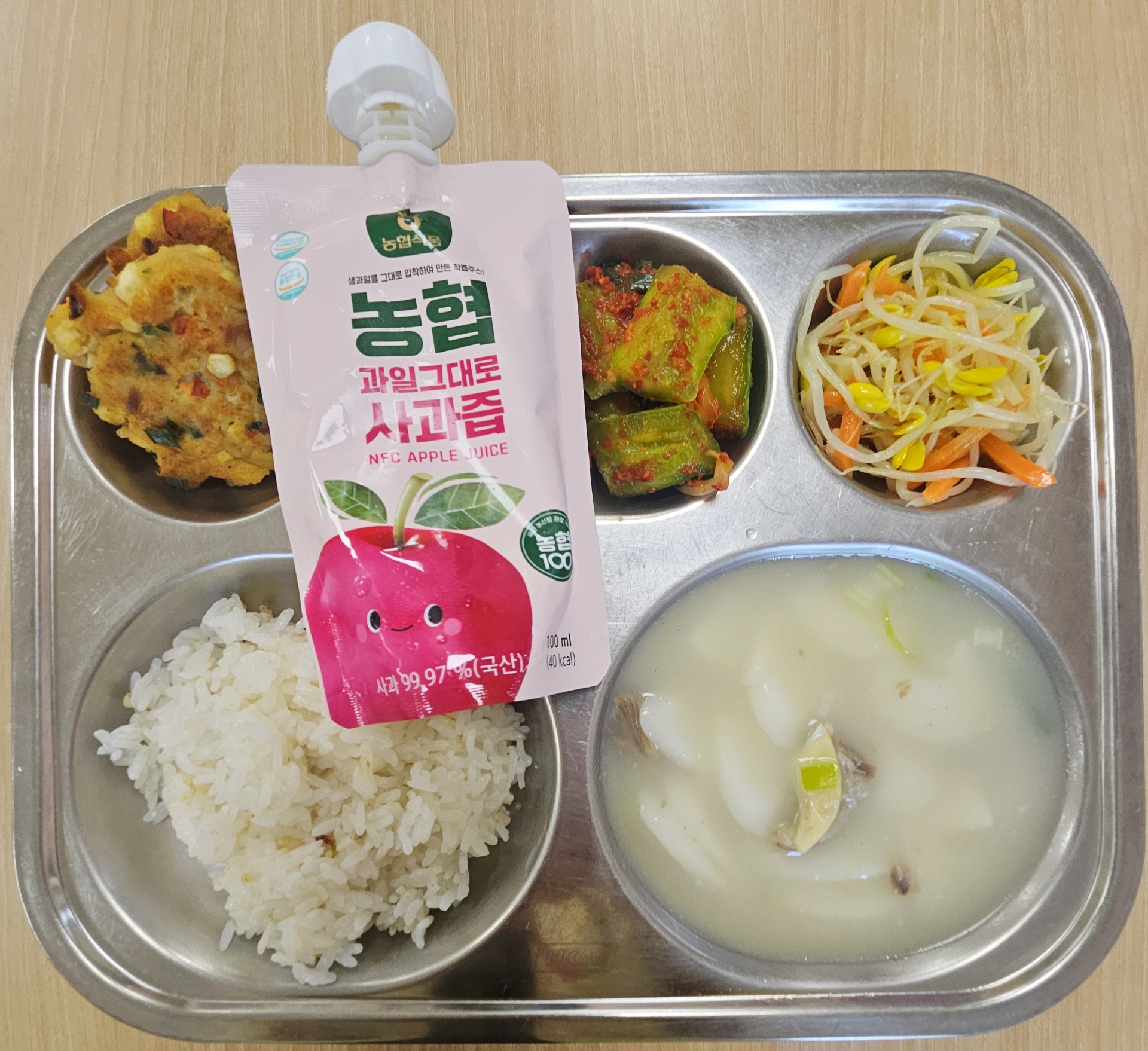 혼합잡곡밥(5)
사골떡국(1.16)
콩나물무침(5)
두부참치전(1.5.6.16.18)
오이김치(9)
샐러드쥬스(13)