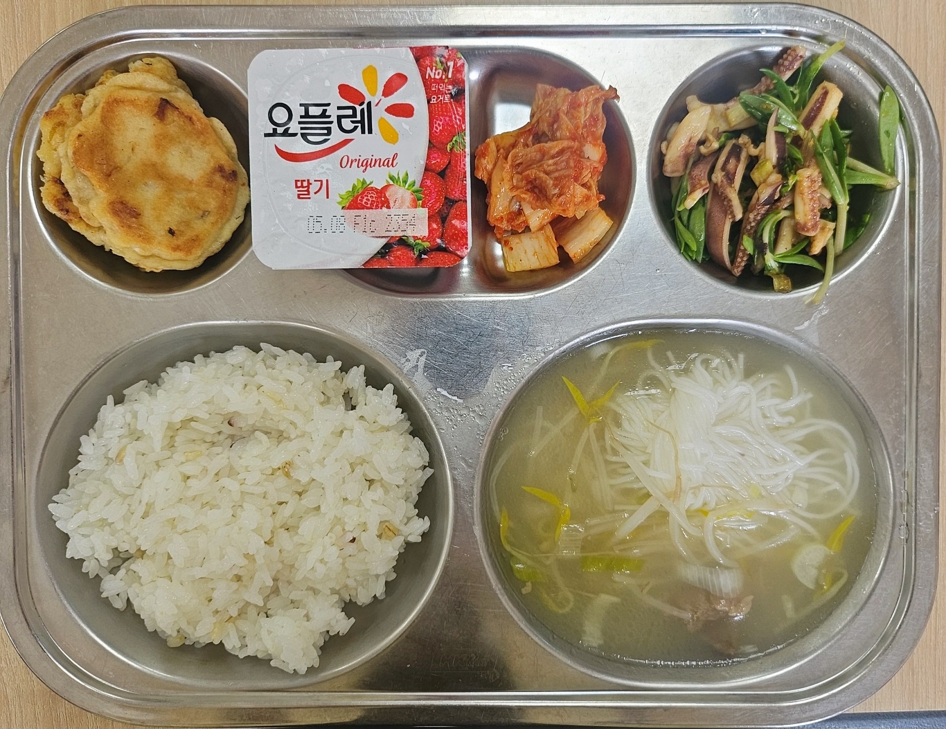 혼합잡곡밥(5)
쌀국수(16)
콩비지전(5.6.9)
돌나물오징어무침
(초간장,초고추장)(5.6.13.17)
배추김치(9)/요거트(2)