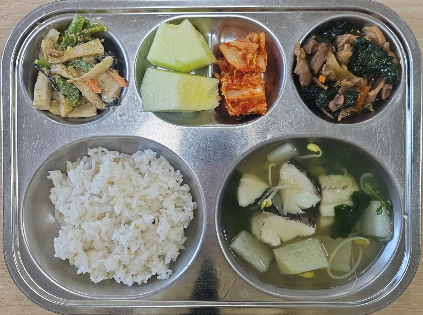 혼합잡곡밥(5)
대구지리탕(5.6)
새송이죽순볶음(5.6.13.18)
오리주물럭(5.6)
배추김치(9)
메론